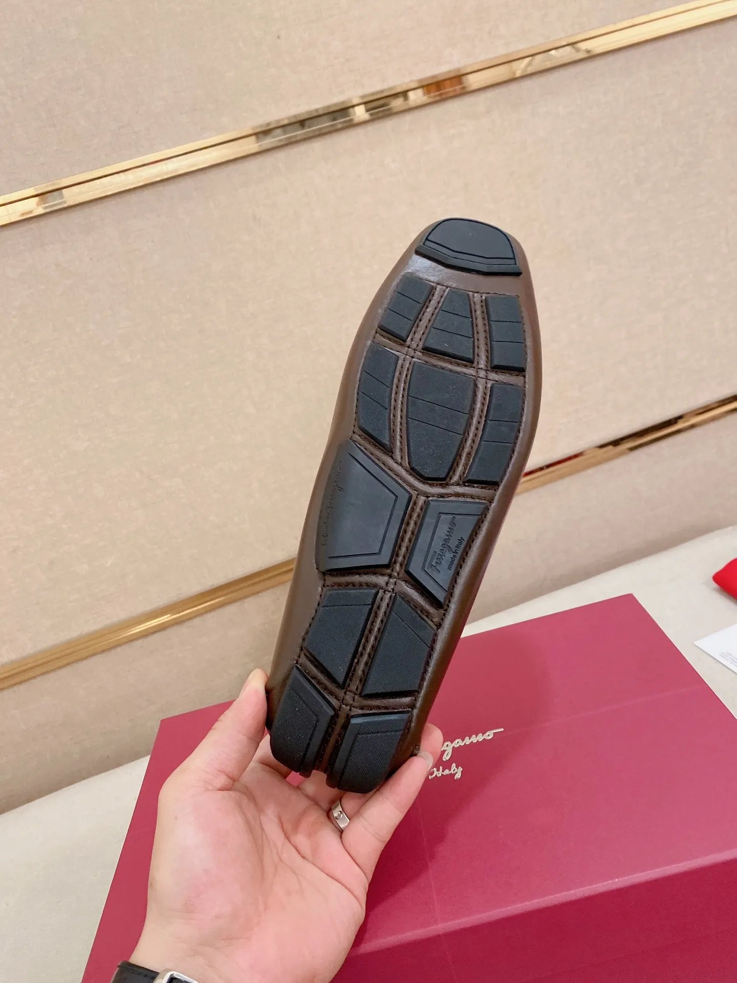 Men's shoes💰: 540💰High-end quality! Ferragamo🆕🆕Exclusive hot-selling products in stock🔥🔥New products on the shelves, high-quality Ferragamo men's pea shoes, high-end casual driving shoes, with complete packaging! 💪 💪 Material: imported first-layer pebbled cowhide 🐂 + imported high-quality water-dyed cowhide lining + wear-resistant outsole 👍🏻👍🏻 Features: high-end and comfortable, purely handmade 🚀 🚀 Create the perfect shoe that suits you best 🔥 🔥 Size: (38-44) 45 standard size can be customized!